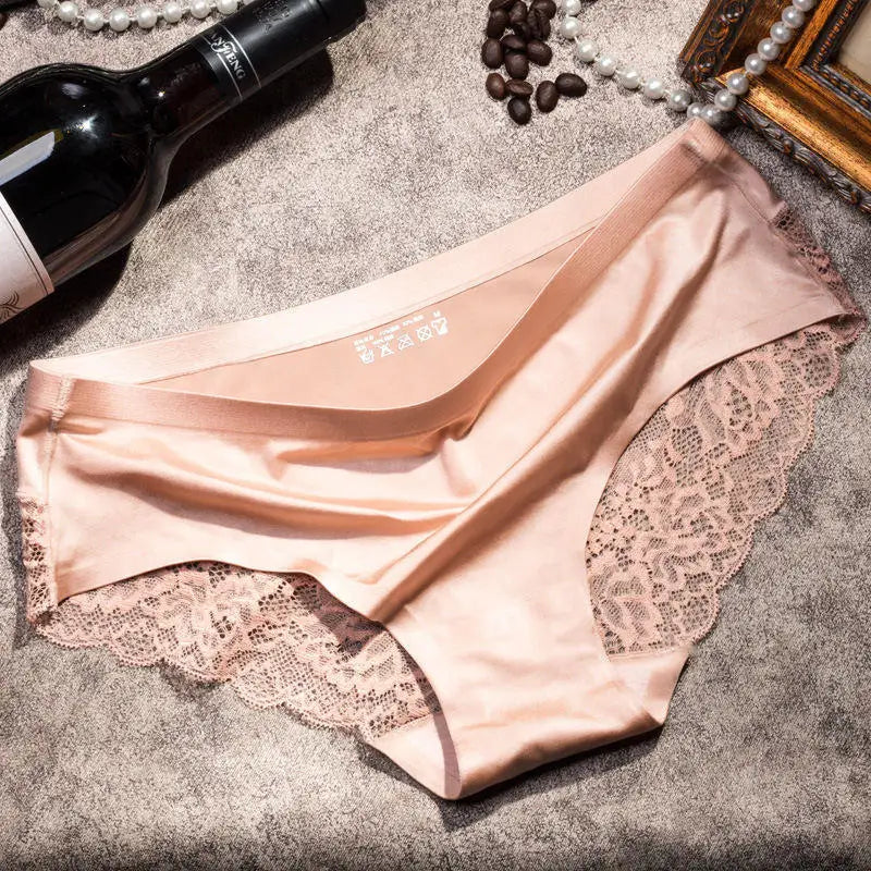 Four-Piece Low-Rise Seamless Brief Set with Intricate Lace Backs