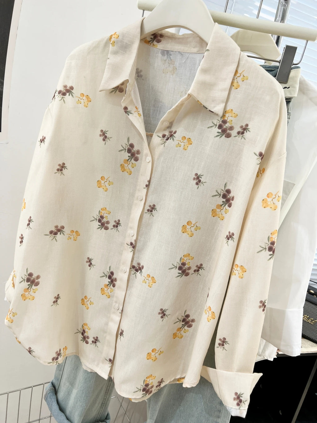 Delicate Ditsy Floral Print Button-Down Blouse with Classic Collar
