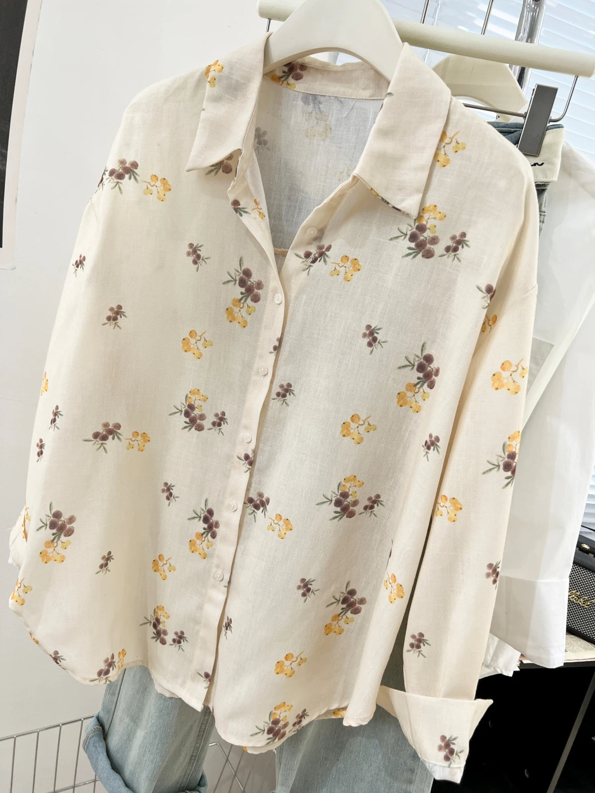 Delicate Ditsy Floral Print Button-Down Blouse with Classic Collar