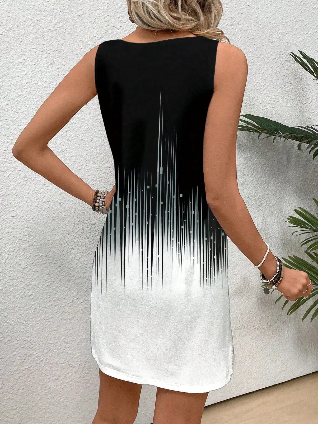Sleeveless Gradient Print Bodycon Mini Dress with Stretch Sheath Silhouette