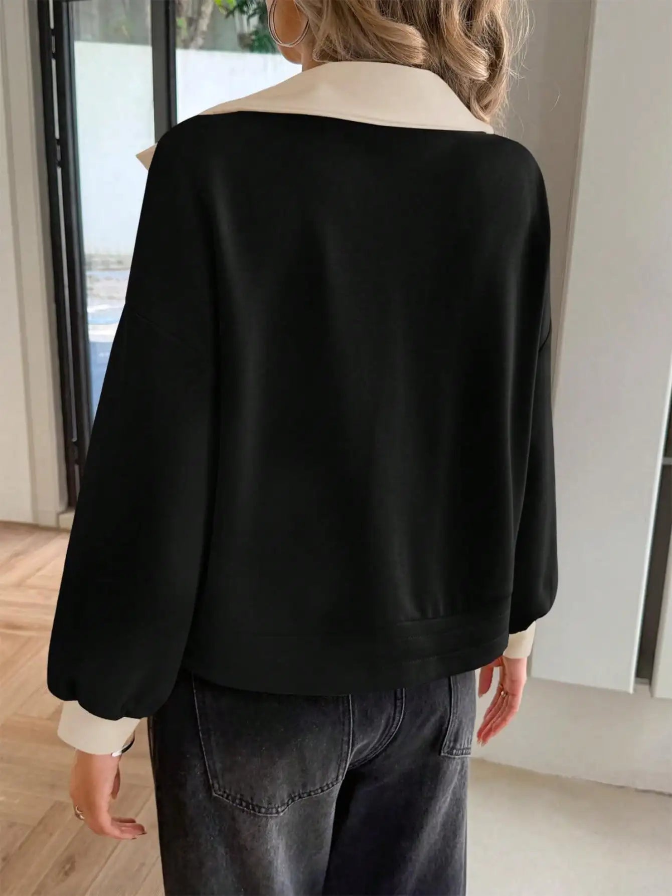 Women's Contrast Collar V-Neck Sweatshirt with Long Sleeves for Casual Contemporary Everyday Fashion