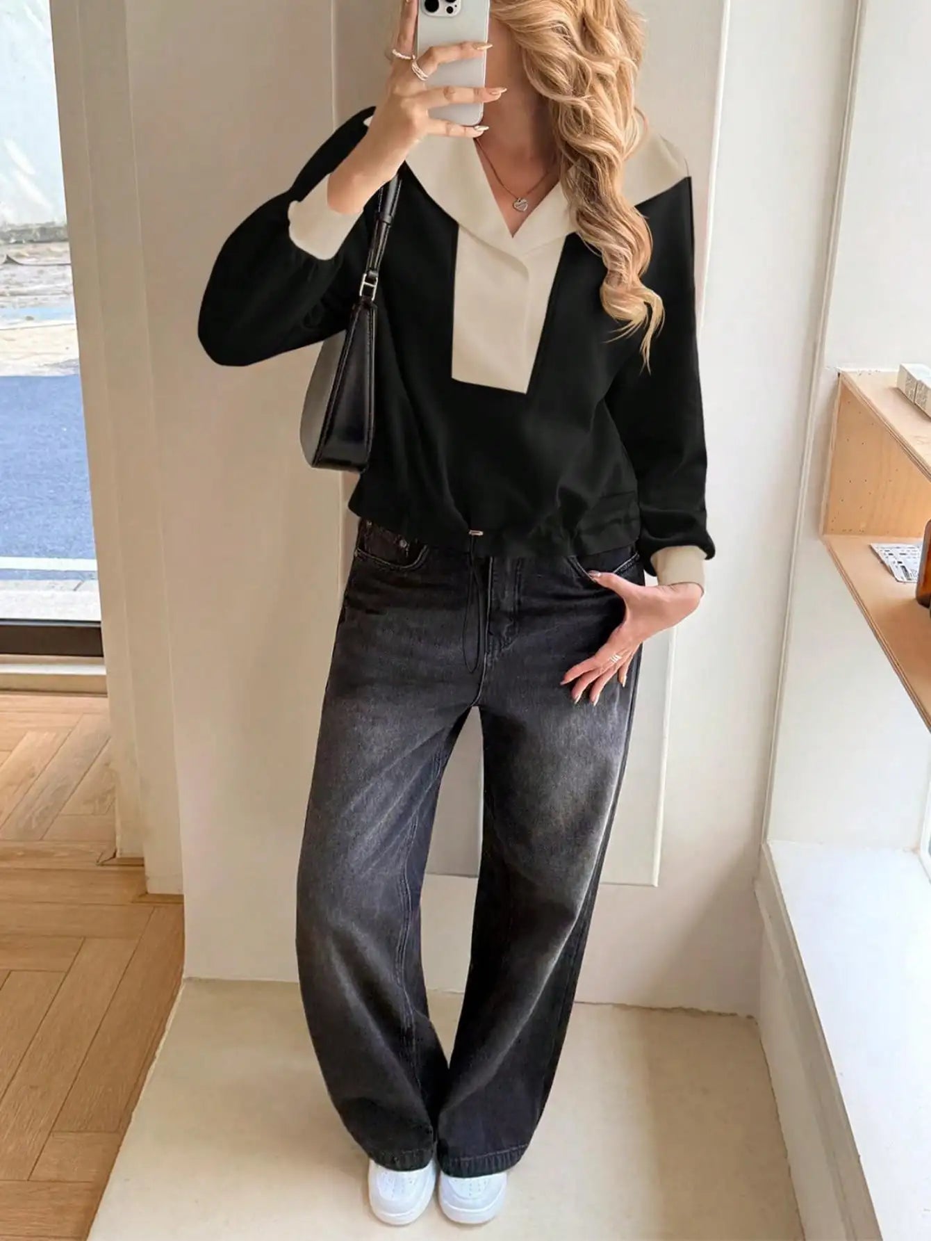 Women's Contrast Collar V-Neck Sweatshirt with Long Sleeves for Casual Contemporary Everyday Fashion