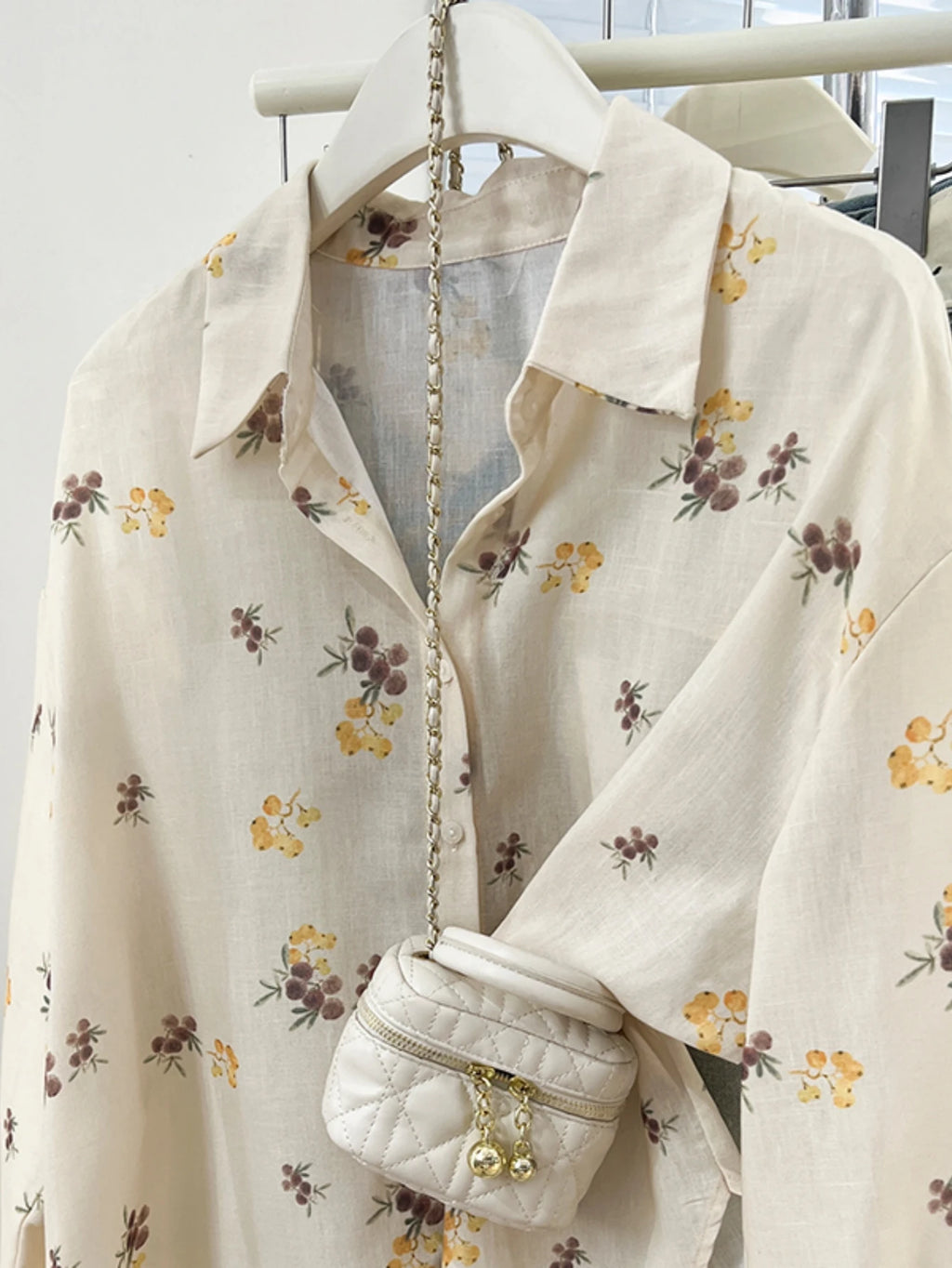 Delicate Ditsy Floral Print Button-Down Blouse with Classic Collar
