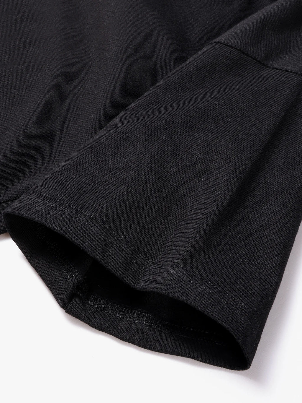 Graphic Crop Tee with Fitted Silhouette and Casual Streetwear Styling