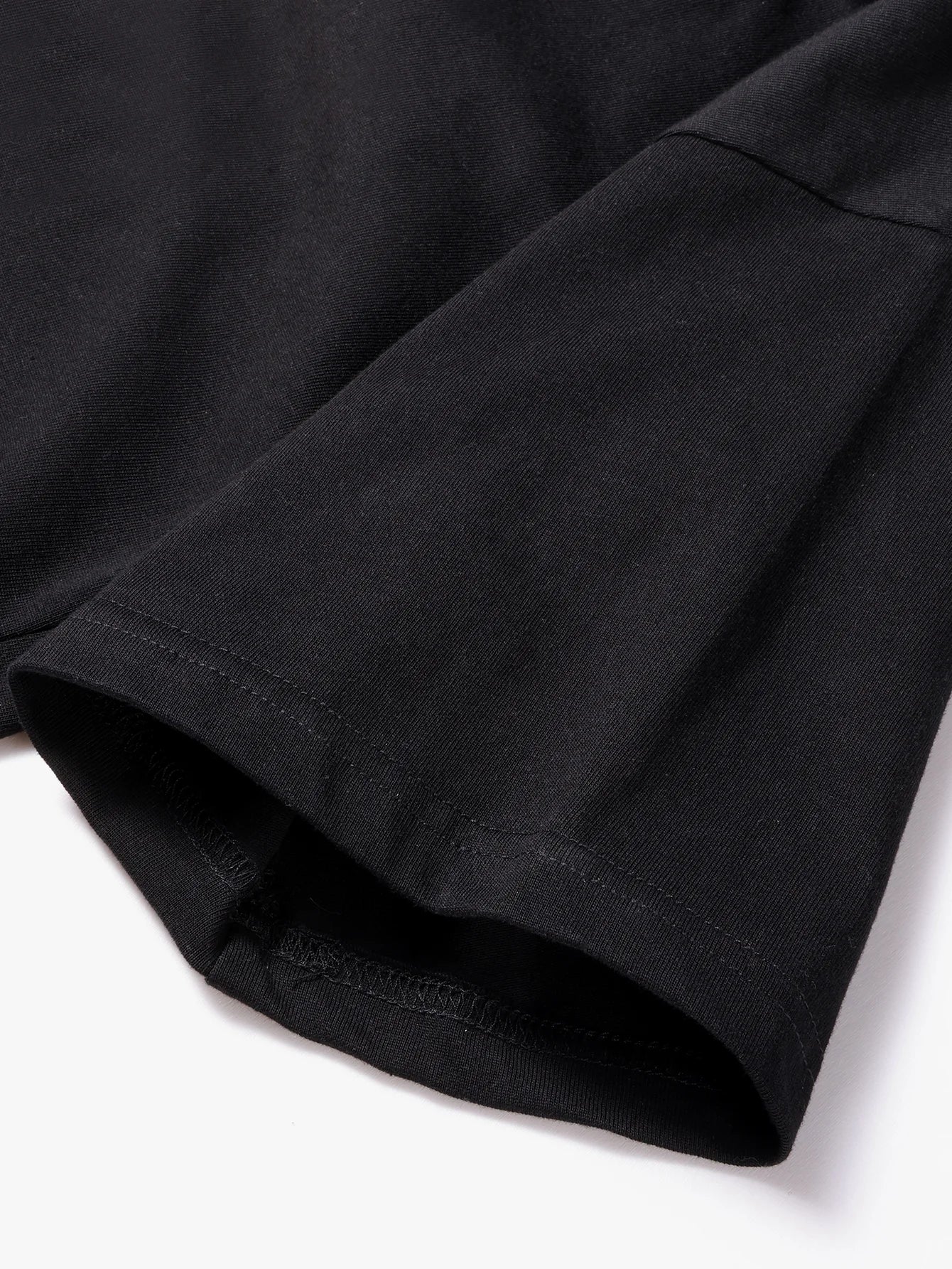 Graphic Crop Tee with Fitted Silhouette and Casual Streetwear Styling