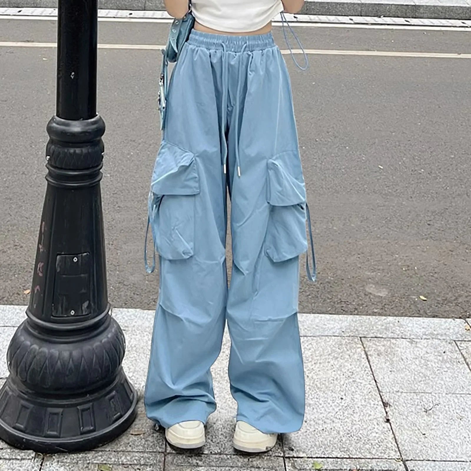 Women's Relaxed Wide Leg Cargo Pants with Utility Pockets and Streetwear Inspired Design