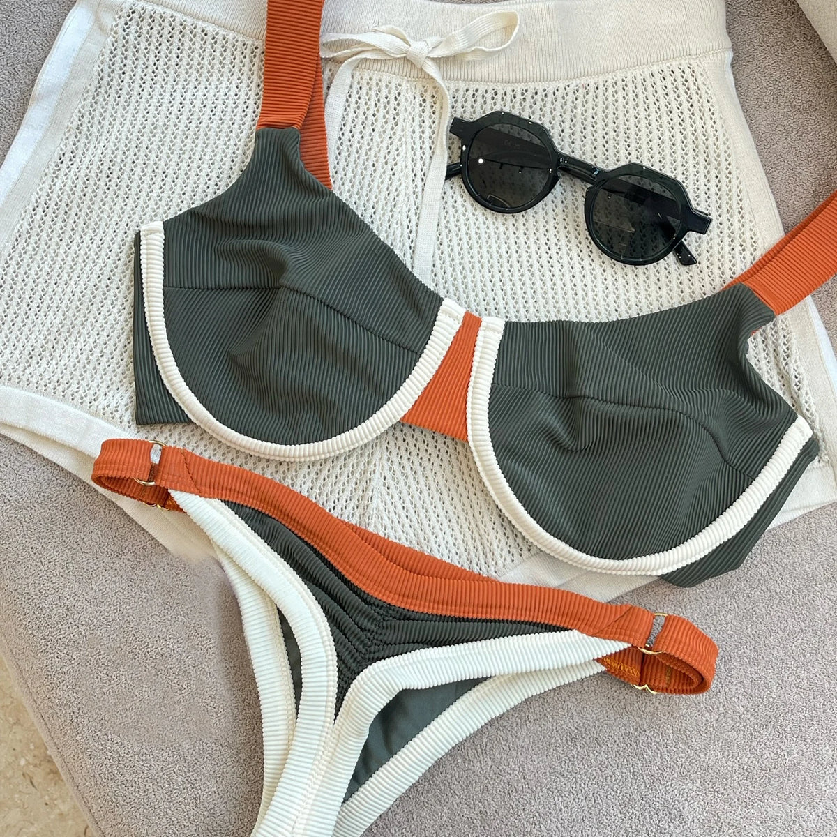 Color-Block Underwire Bikini Set with Plunge Neckline and Contrast Binding