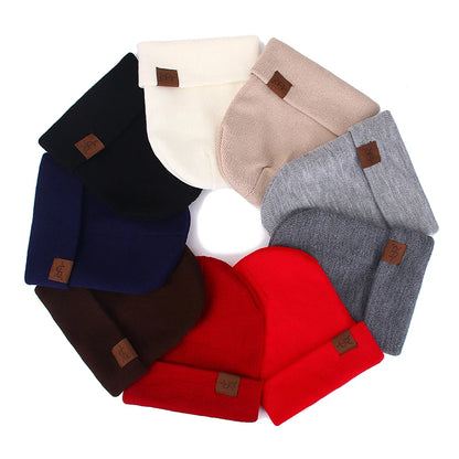 Minimalist Slouchy Acrylic Knit Beanie with Decorative Patch for Casual Streetwear Winter Fashion