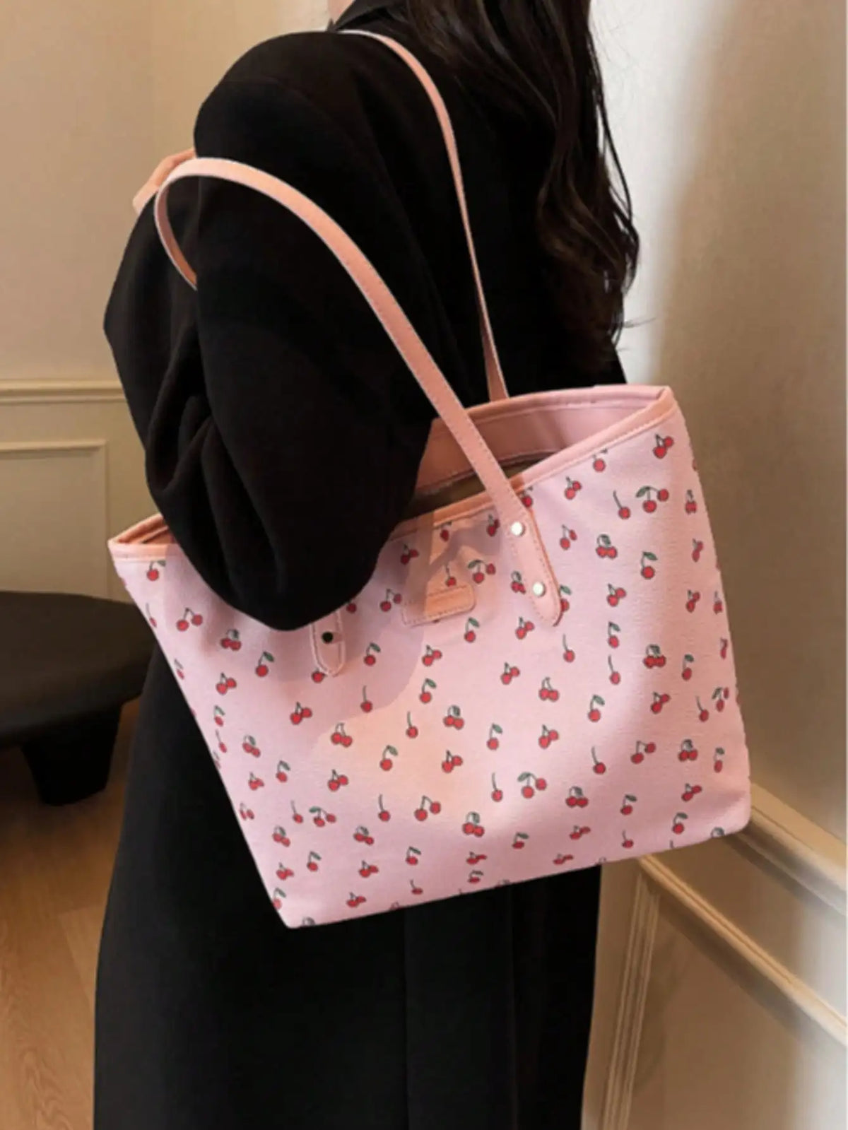 Large Capacity Printed Bucket Tote Bag with Zip Closure Design