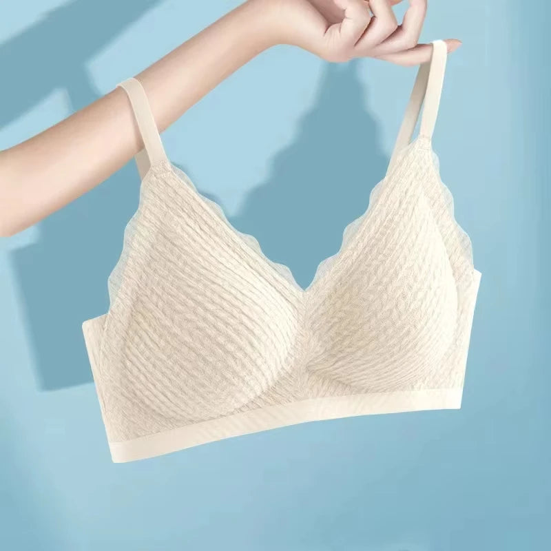 Textured Lilac Seamless Bra with Scalloped V-Neckline and Adjustable Straps