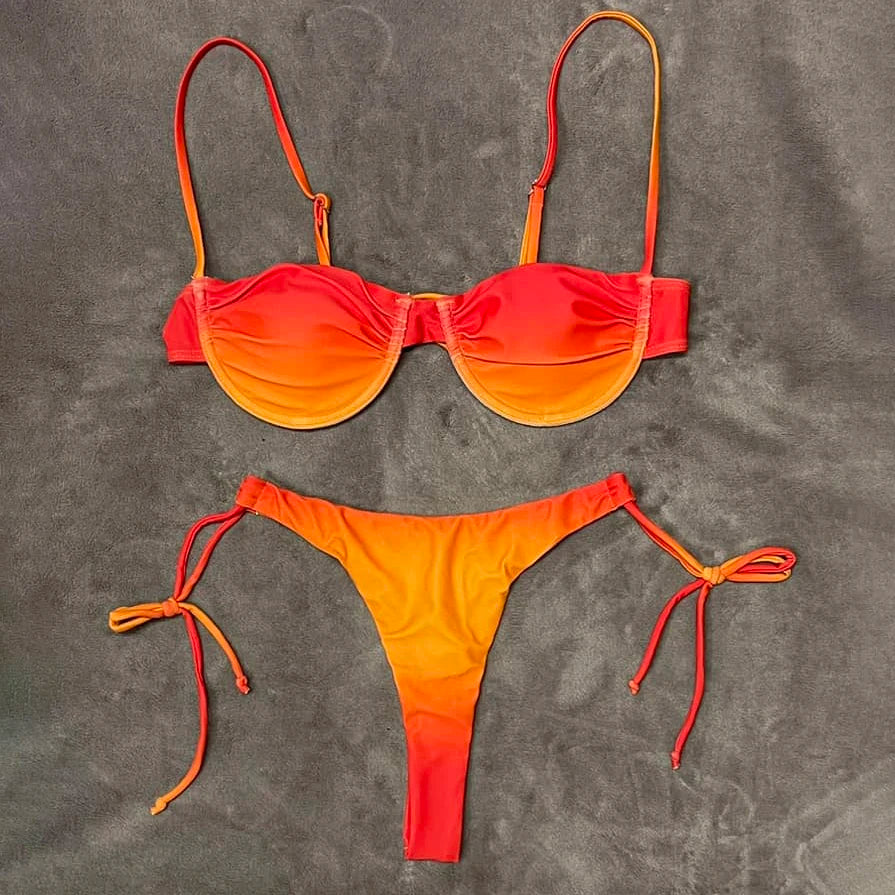 Color-Block Underwire Bikini Set with Plunge Neckline and Contrast Binding