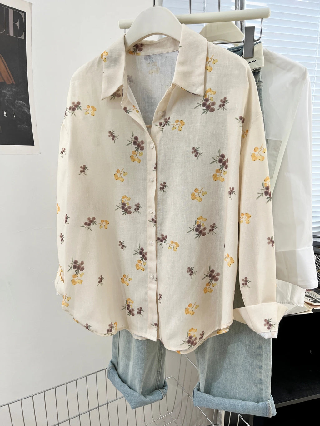 Delicate Ditsy Floral Print Button-Down Blouse with Classic Collar