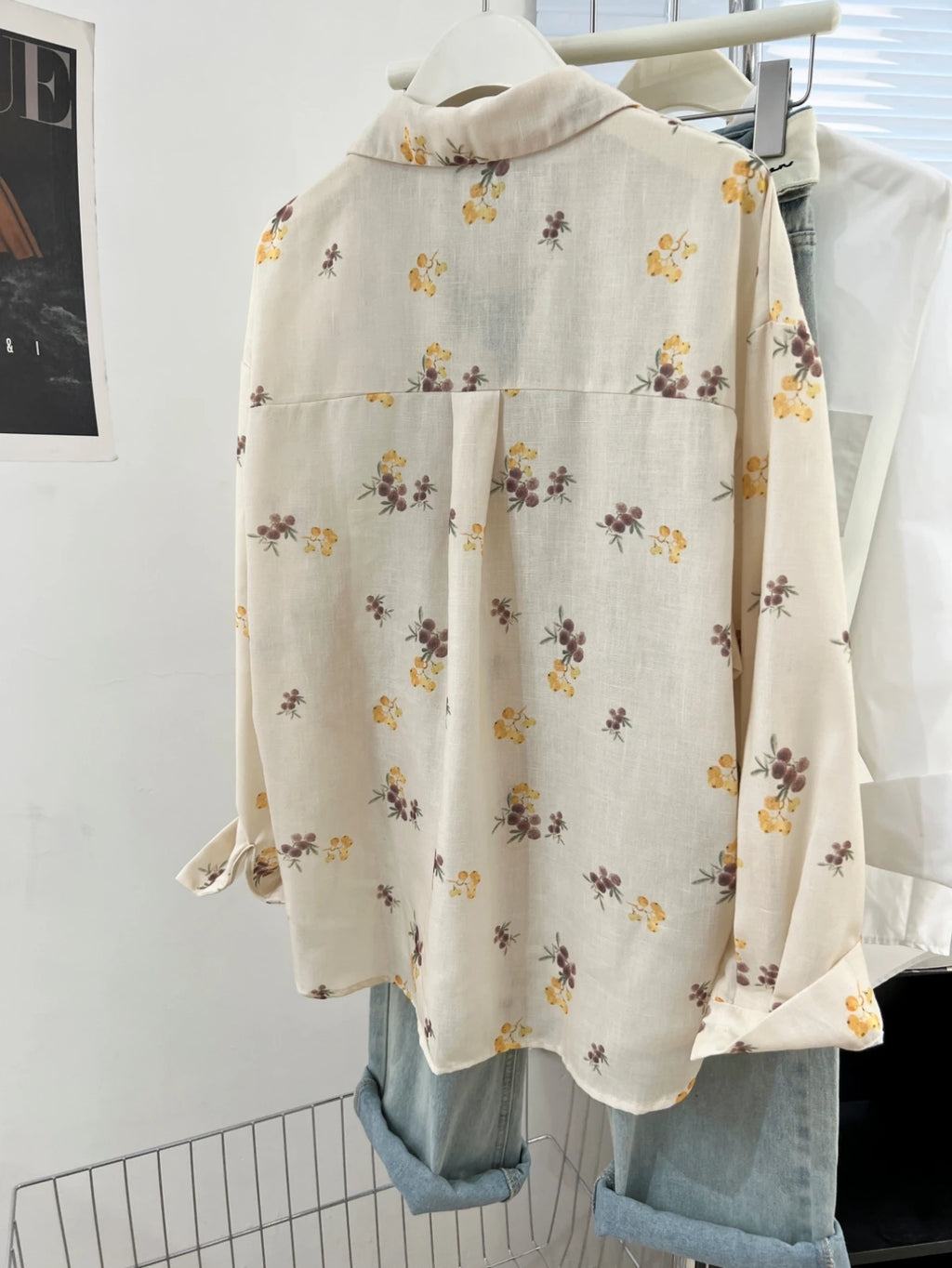 Delicate Ditsy Floral Print Button-Down Blouse with Classic Collar