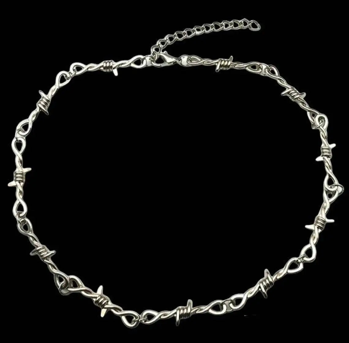 Thorn Chain Heart Pendant Necklace for Gothic Y2K and Grunge Styling