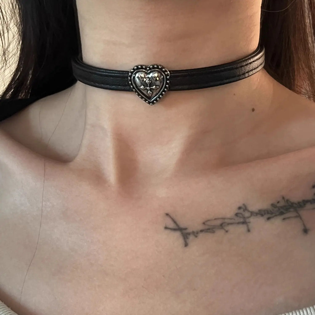 Vintage Heart Choker Necklace with Floral Detail for Gothic Fashion