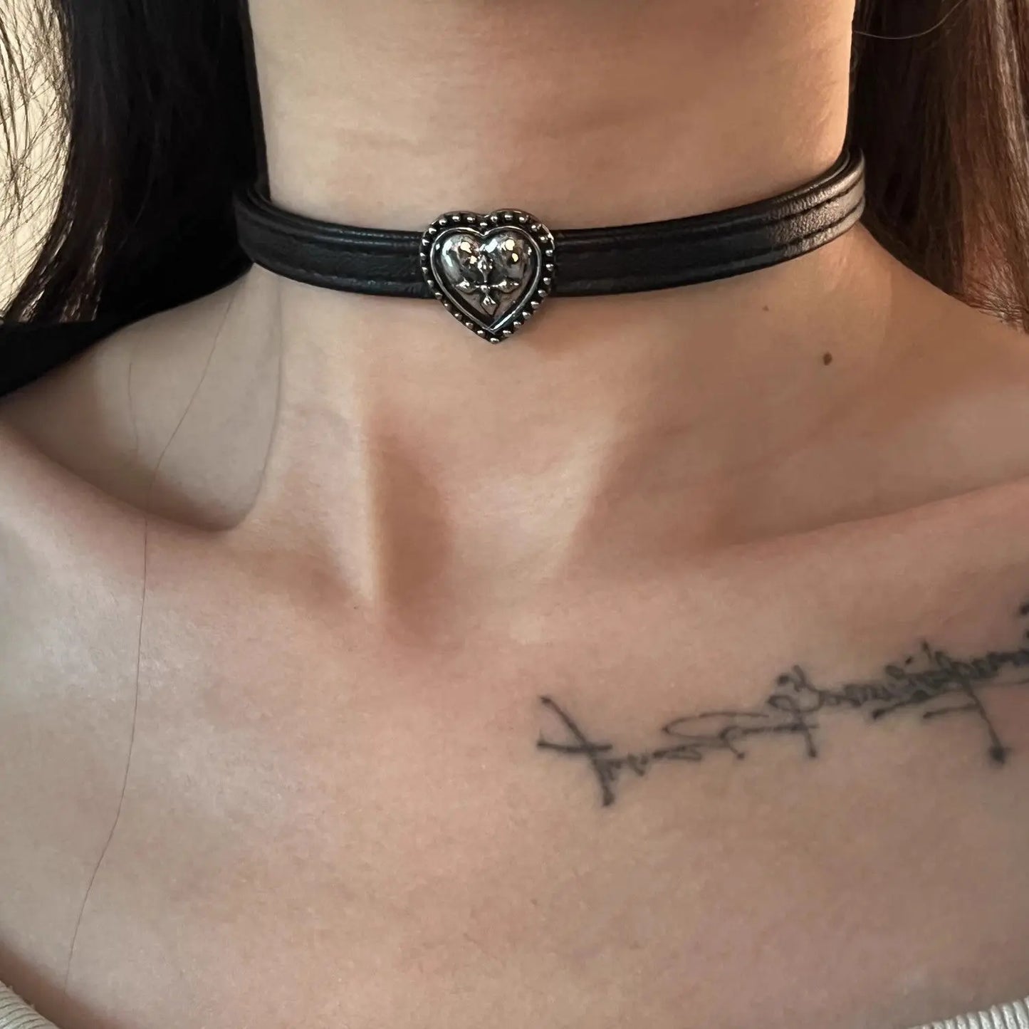 Vintage Heart Choker Necklace with Floral Detail for Gothic Fashion