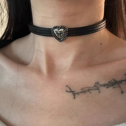 Vintage Heart Choker Necklace with Floral Detail for Gothic Fashion