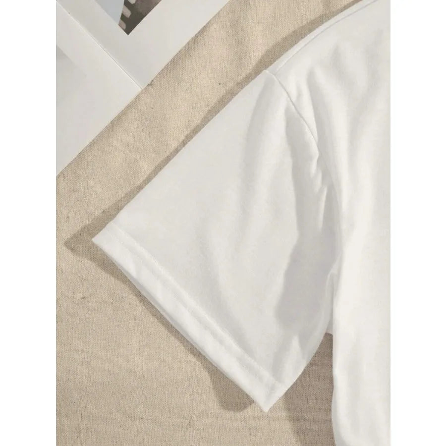 Minimal Graphic Crop Tee with Relaxed Fit and Casual Everyday Styling