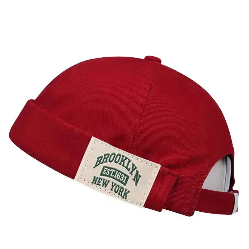 Minimalist Folded Cuffed Beanie with Woven Patch Detail for Contemporary Streetwear Fashion