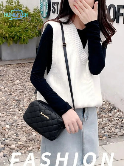Quilted Chain Strap Saddle Crossbody Bag with Tassel Accent Design