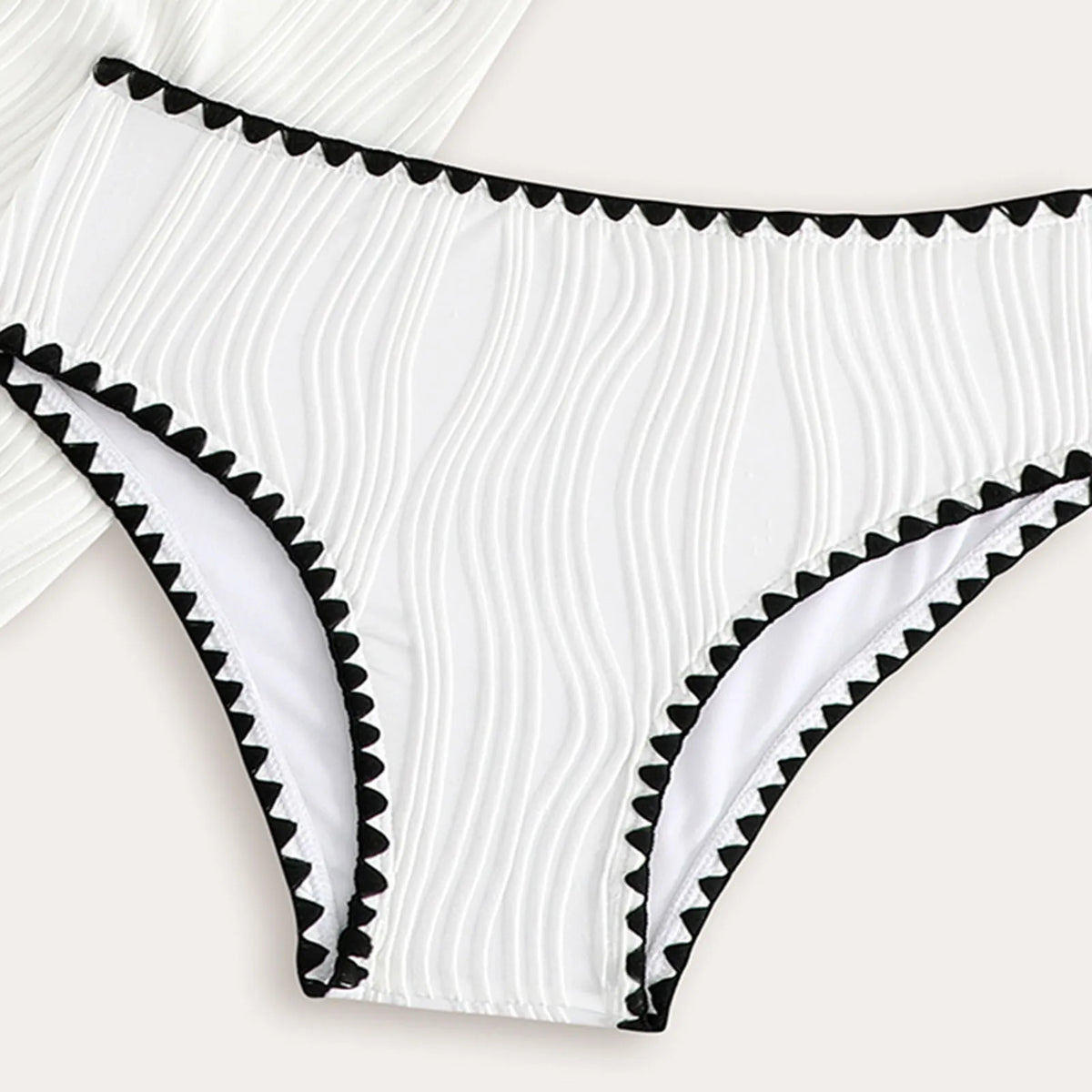 Girls' Printed Two-Piece Bikini Set with Sporty Cutout Design and Coordinated Swimwear Silhouette