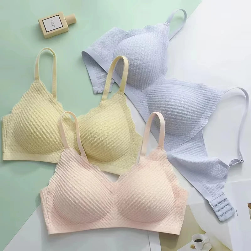 Textured Lilac Seamless Bra with Scalloped V-Neckline and Adjustable Straps
