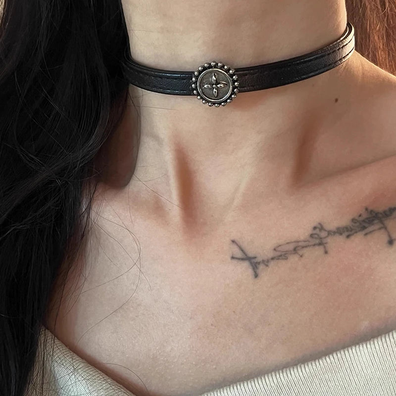 Vintage Heart Choker Necklace with Floral Detail for Gothic Fashion