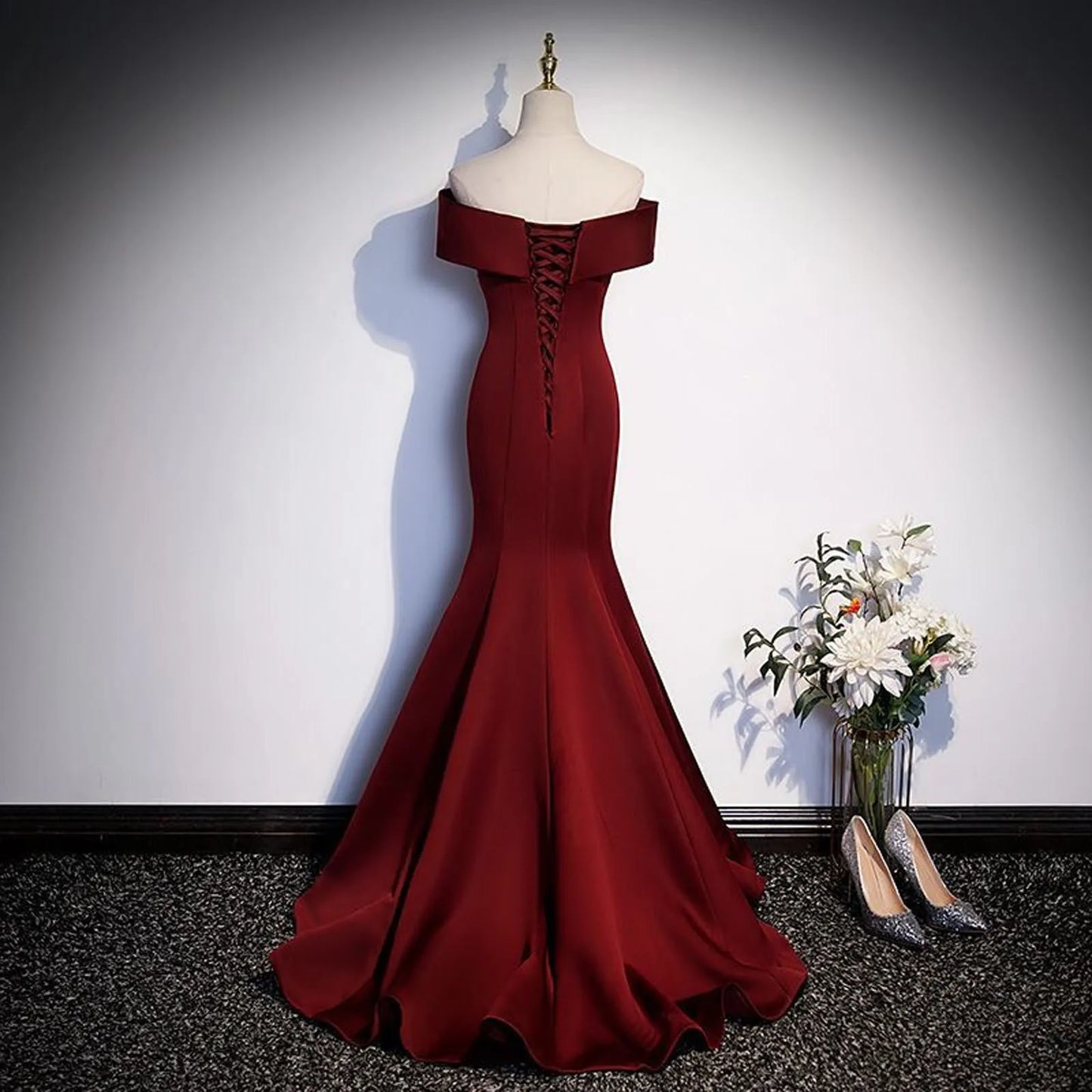 Structured Sweetheart Neckline Gothic Evening Gown with Flowing Skirt