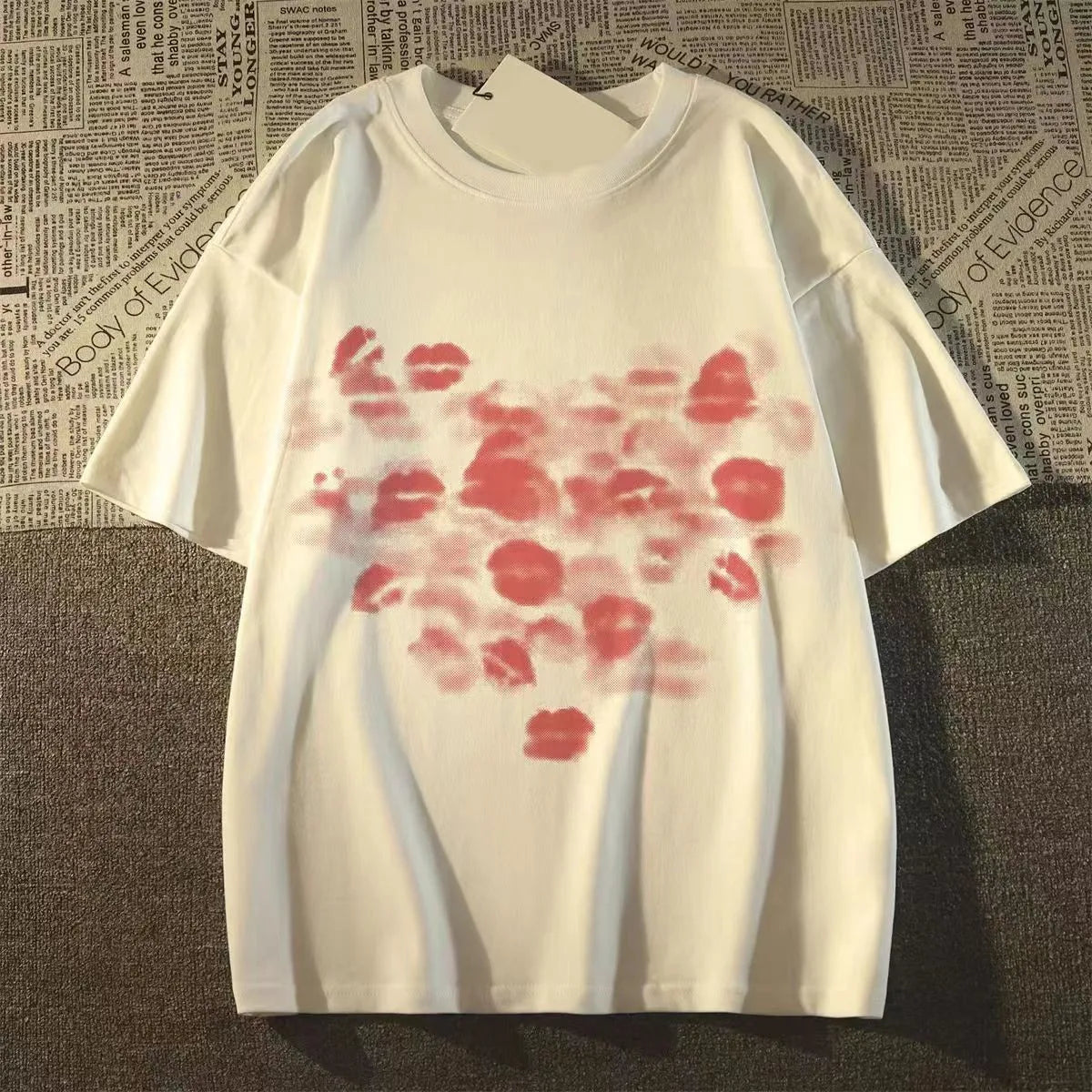 Oversized Lip Print Graphic Cotton T-Shirt with Contemporary Streetwear Styling