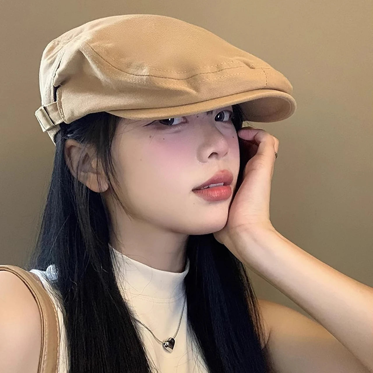 Retro Inspired Adjustable Newsboy Cap with Embroidered Detail for Casual Streetwear Fashion