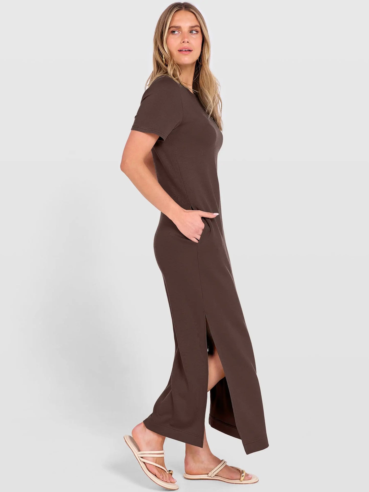 Relaxed Crew Neck Maxi Dress with Side Slits and Functional Pockets