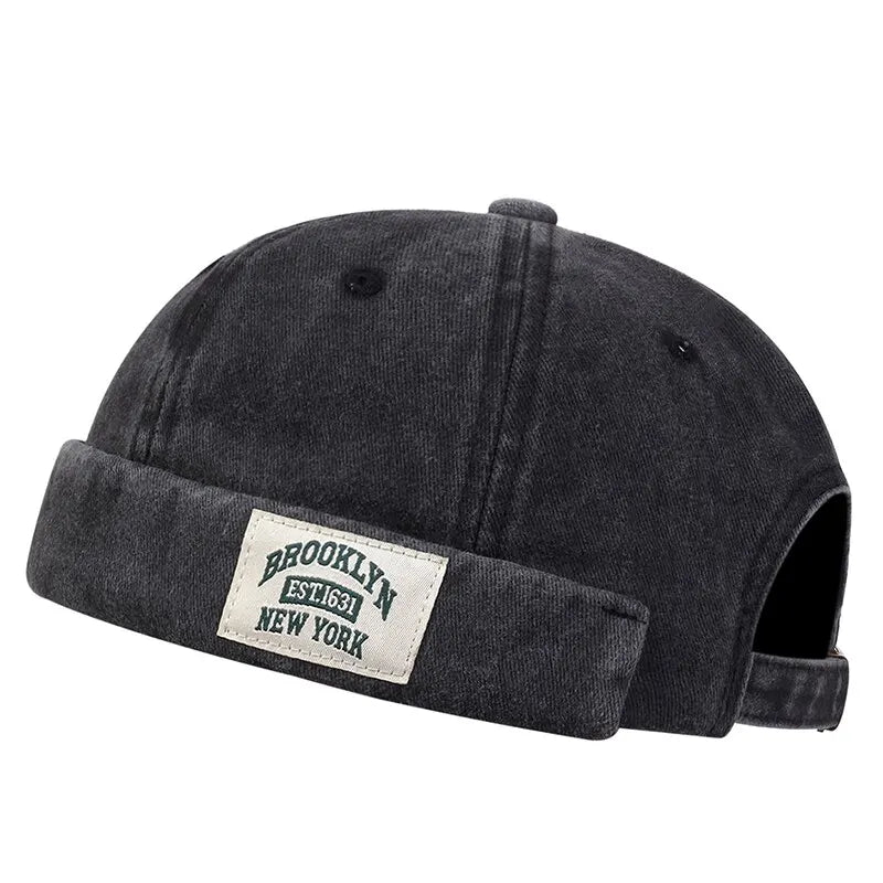 Minimalist Folded Cuffed Beanie with Woven Patch Detail for Contemporary Streetwear Fashion