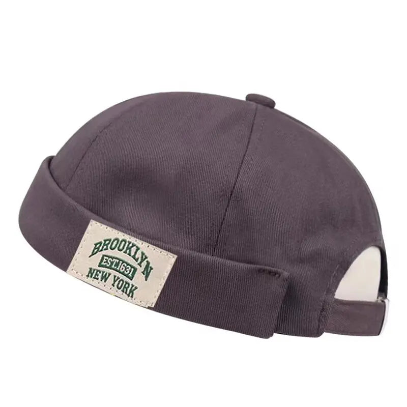 Minimalist Folded Cuffed Beanie with Woven Patch Detail for Contemporary Streetwear Fashion