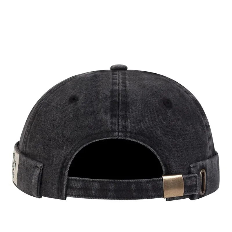 Minimalist Folded Cuffed Beanie with Woven Patch Detail for Contemporary Streetwear Fashion