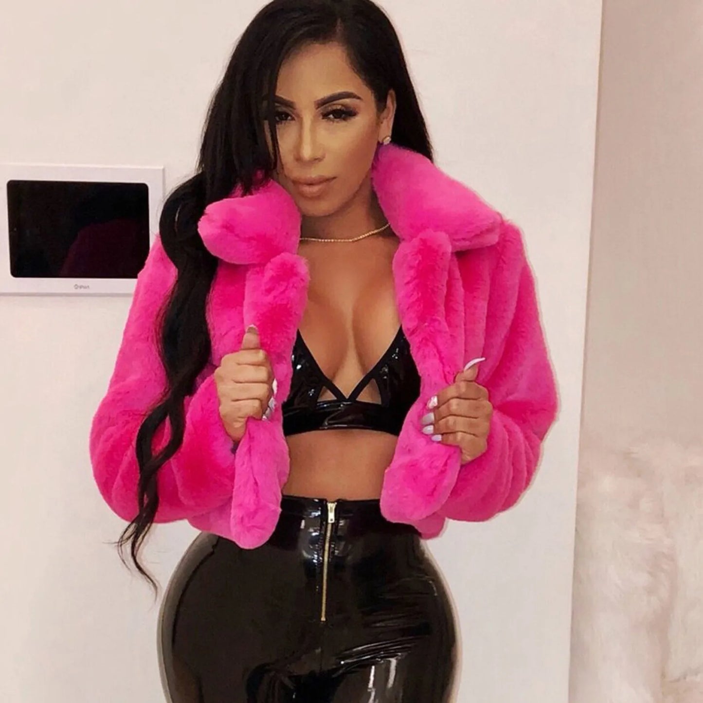 Cropped Faux Fur Jacket with Plush Texture Contemporary Fashion Outerwear