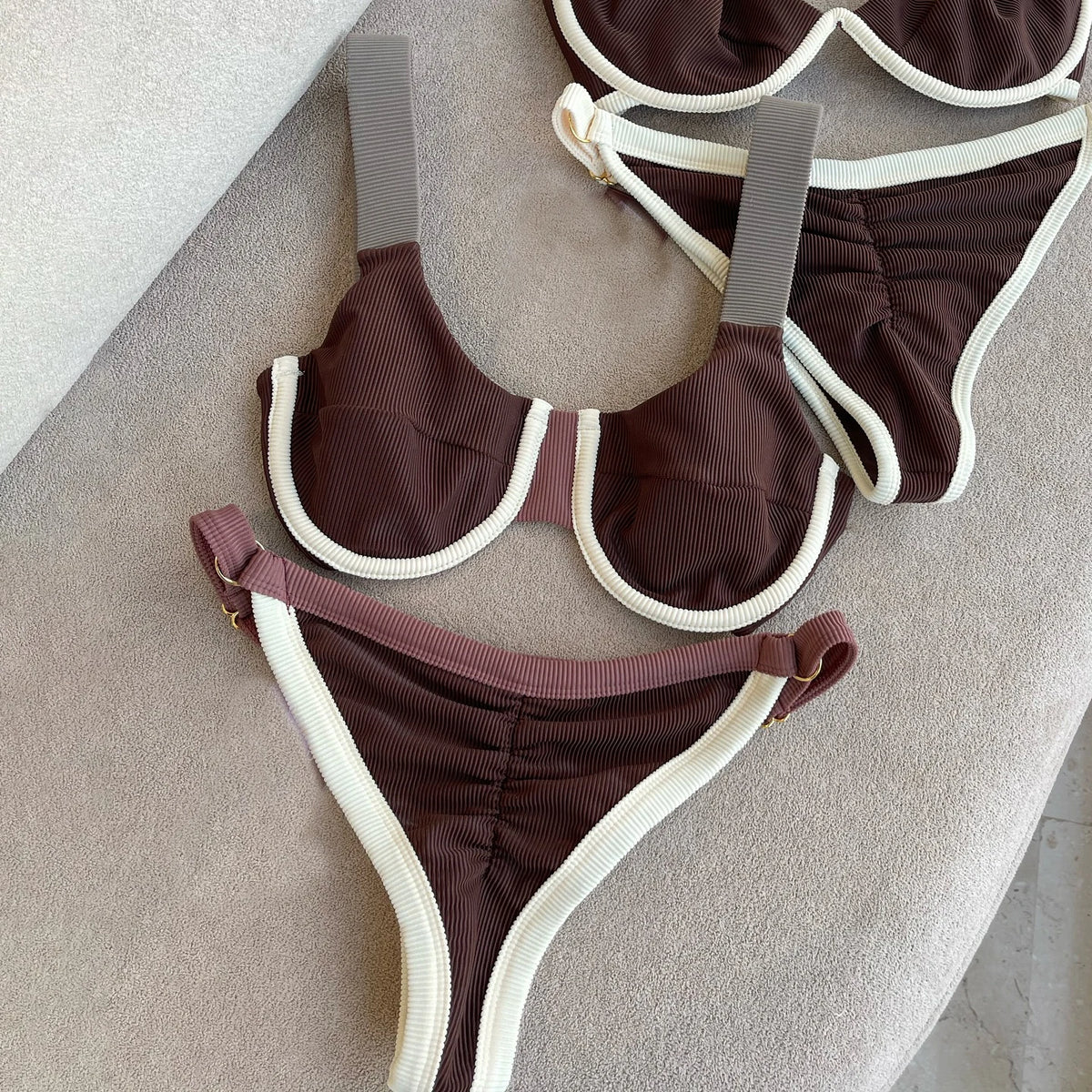 Color-Block Underwire Bikini Set with Plunge Neckline and Contrast Binding