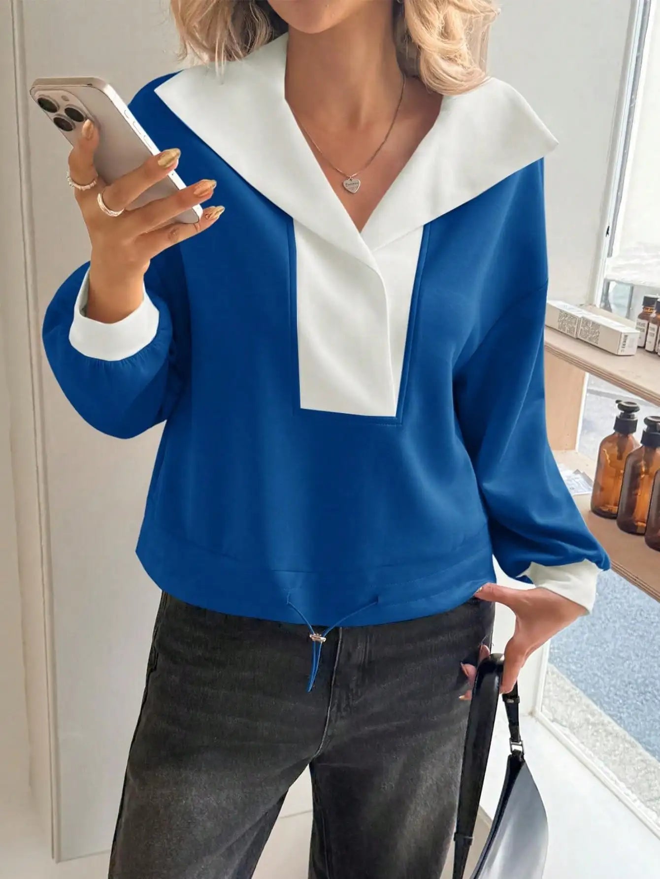 Women's Contrast Collar V-Neck Sweatshirt with Long Sleeves for Casual Contemporary Everyday Fashion