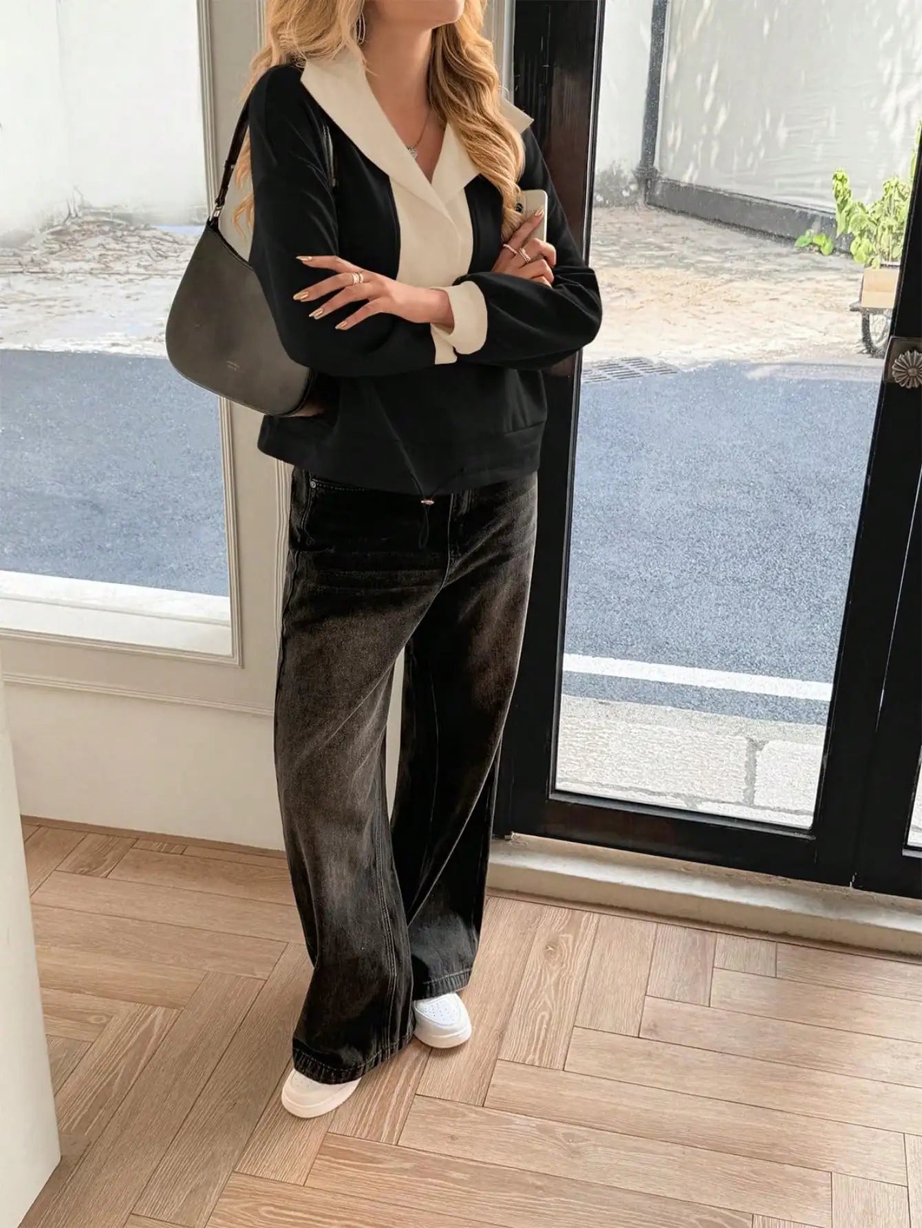 Women's Contrast Collar V-Neck Sweatshirt with Long Sleeves for Casual Contemporary Everyday Fashion