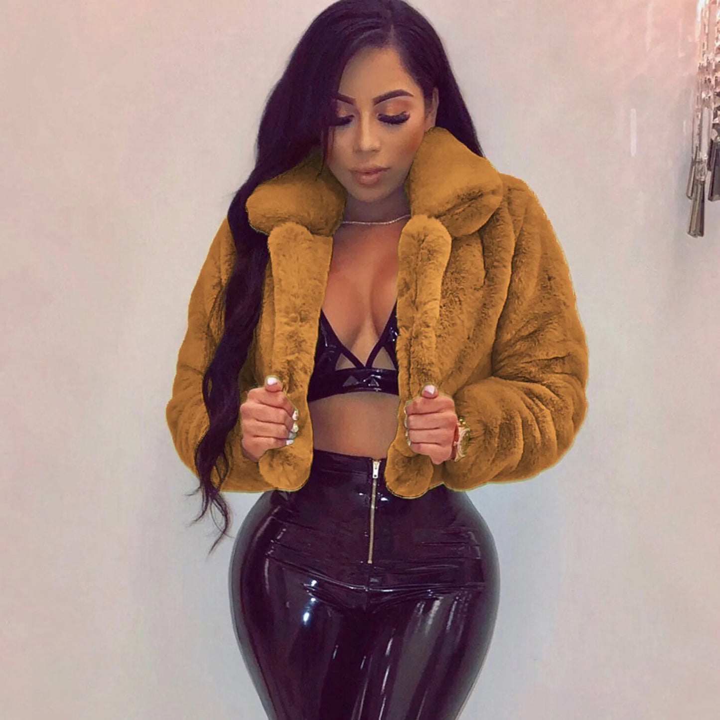 Cropped Faux Fur Jacket with Plush Texture Contemporary Fashion Outerwear