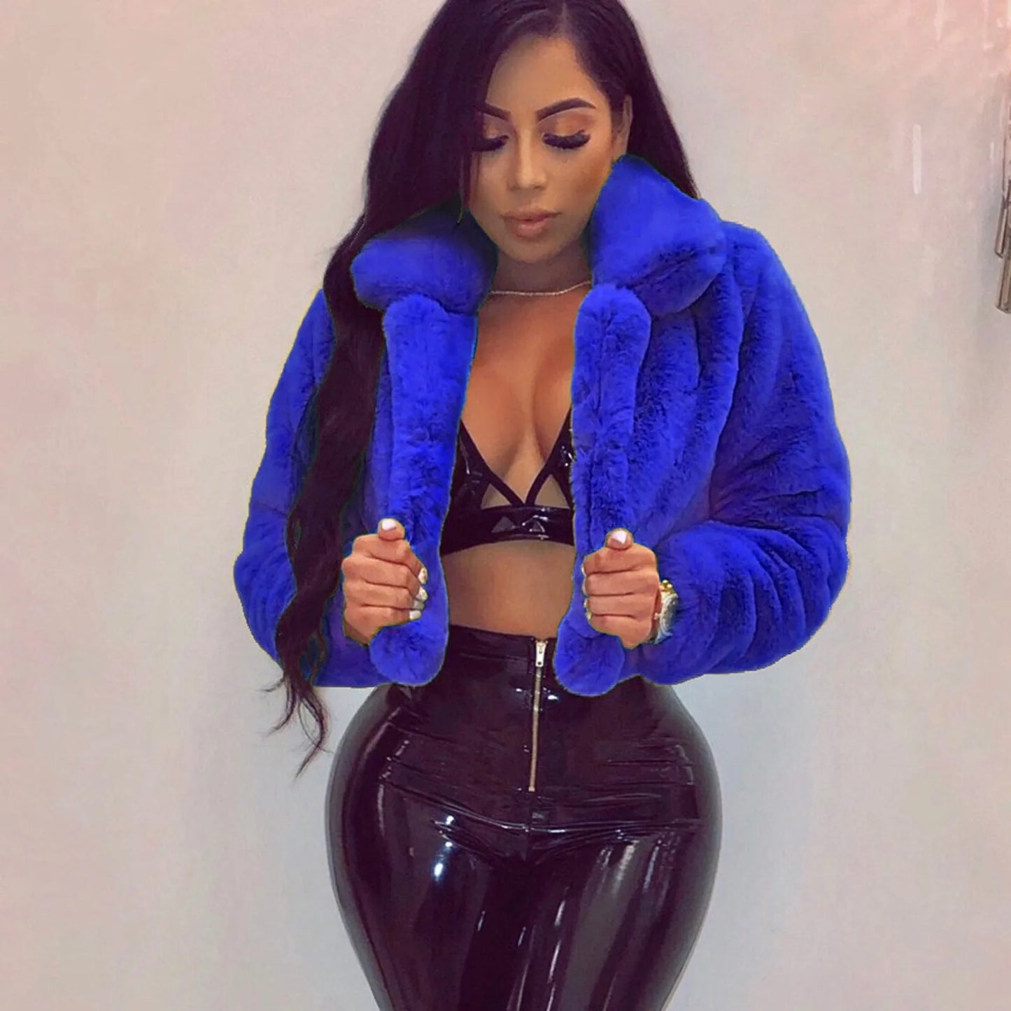Cropped Faux Fur Jacket with Plush Texture Contemporary Fashion Outerwear