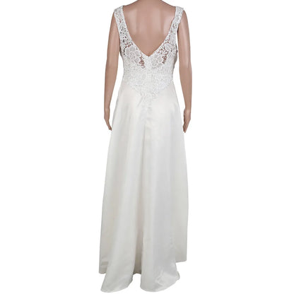 Elegant Sleeveless A-Line Maxi Dress with Lace Detail and V Neck