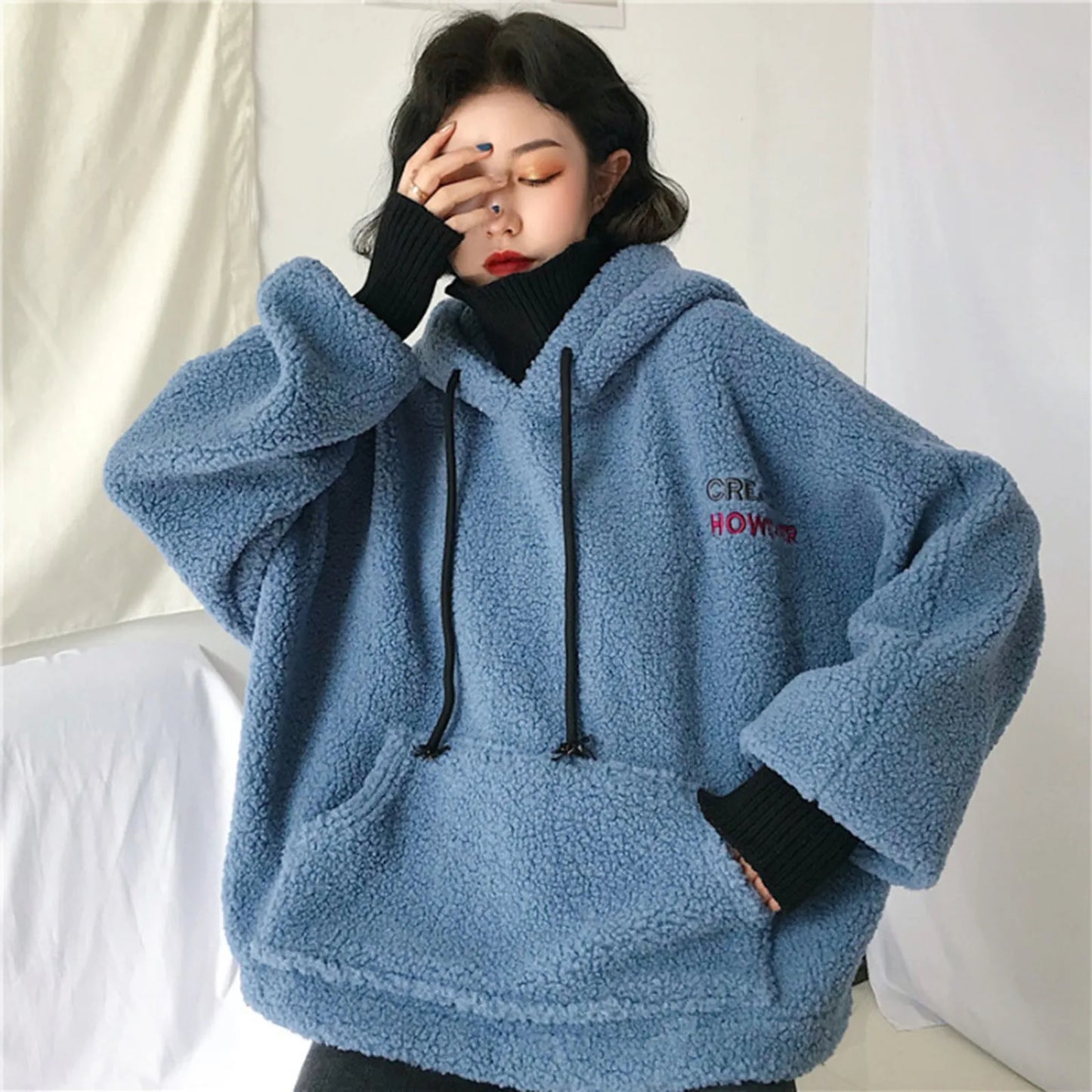 Women's Plush Two-Tone Hooded Fleece Pullover with Relaxed Fit for Cozy Everyday Wear