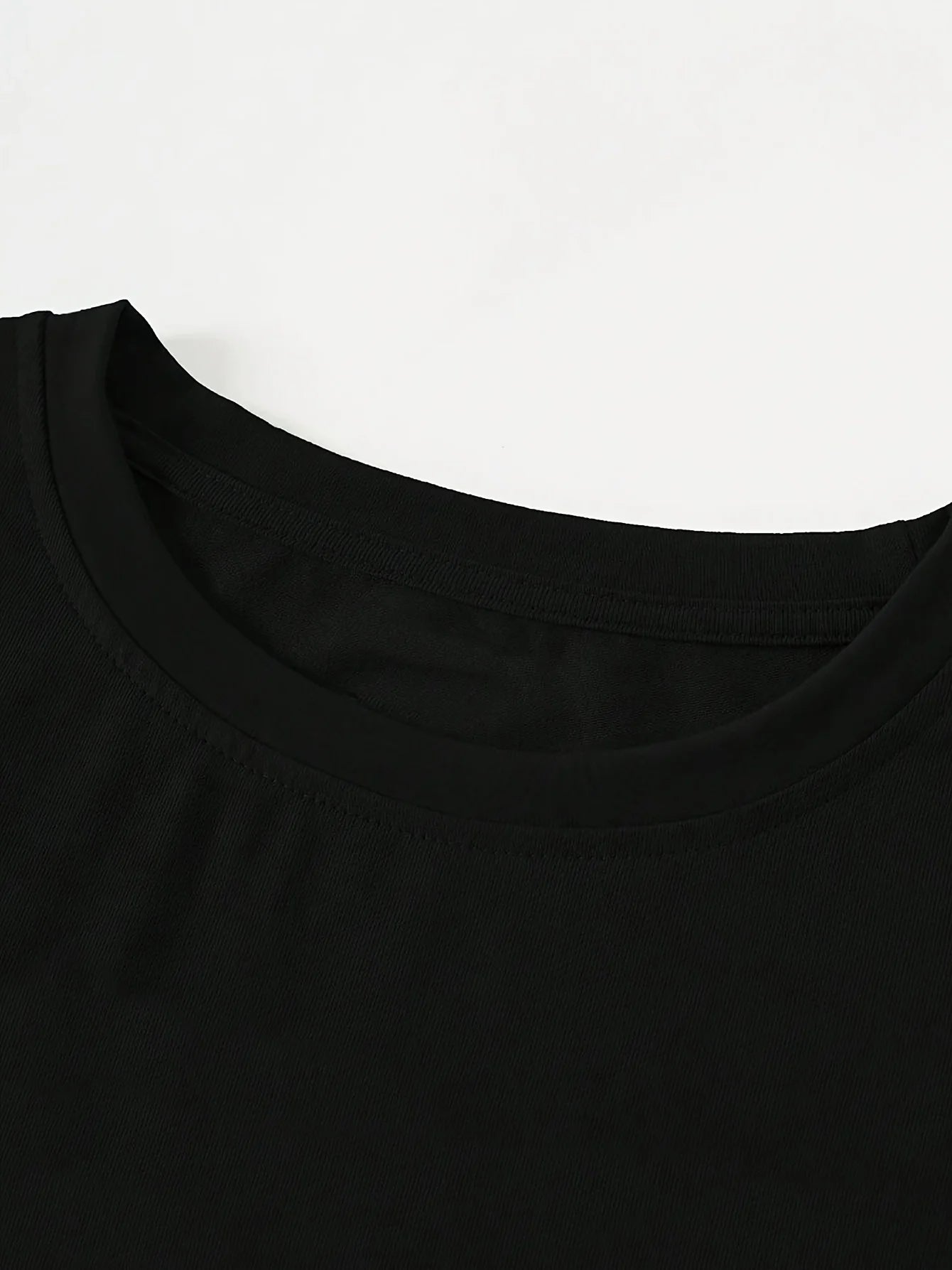 Women's Cropped Graphic Print T-Shirt for Casual Streetwear and Everyday Modern Fashion Style