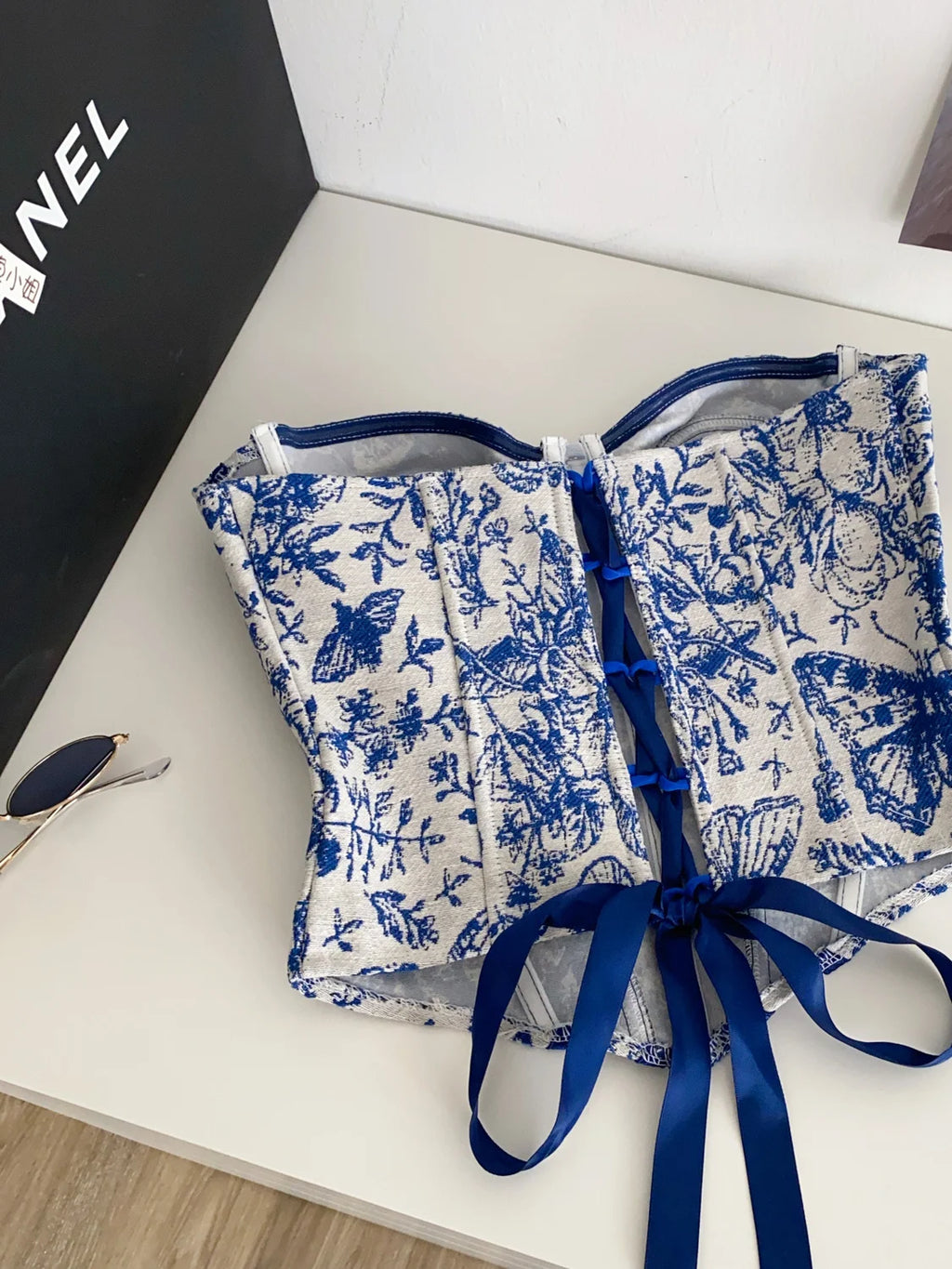 Vintage-Inspired Blue and White Toile Print Strapless Corset with Contrast Piping