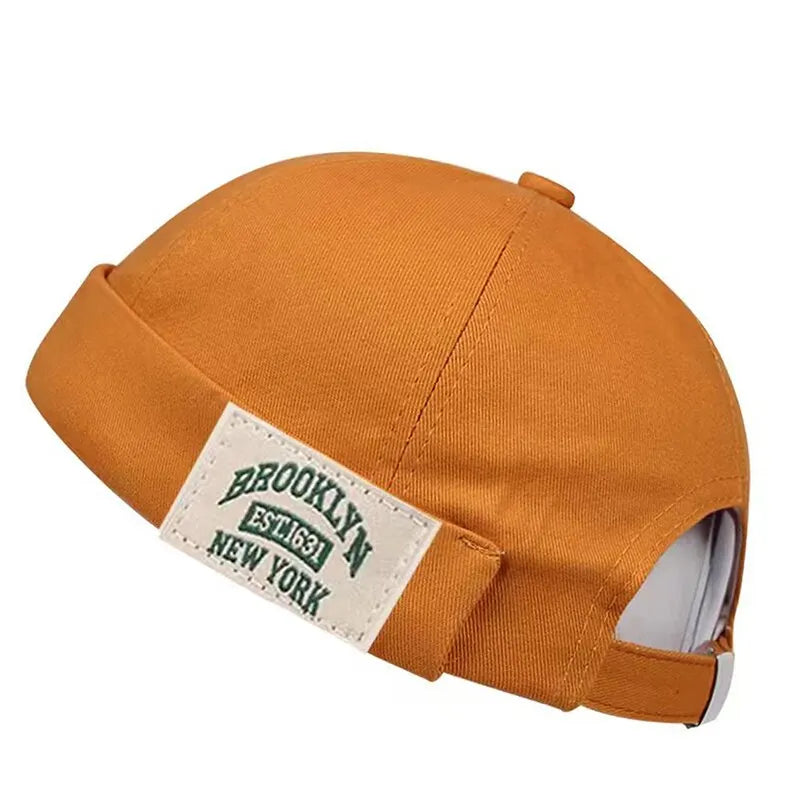 Minimalist Folded Cuffed Beanie with Woven Patch Detail for Contemporary Streetwear Fashion