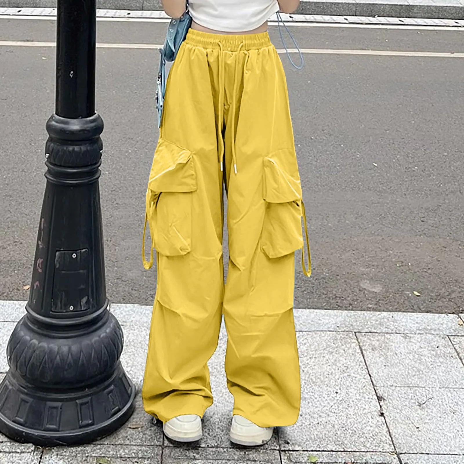 Women's Relaxed Wide Leg Cargo Pants with Utility Pockets and Streetwear Inspired Design