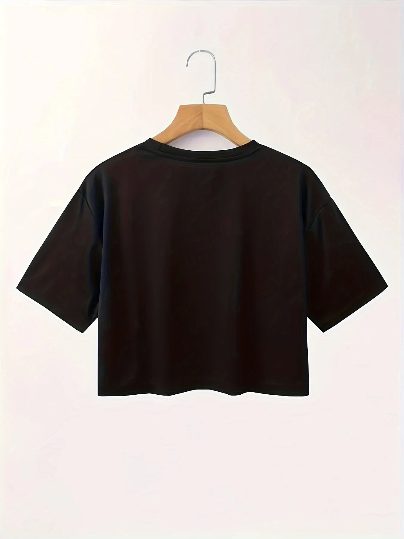 Women's Relaxed Graphic Crop T-Shirt for Casual Everyday Streetwear Modern Fashion Style