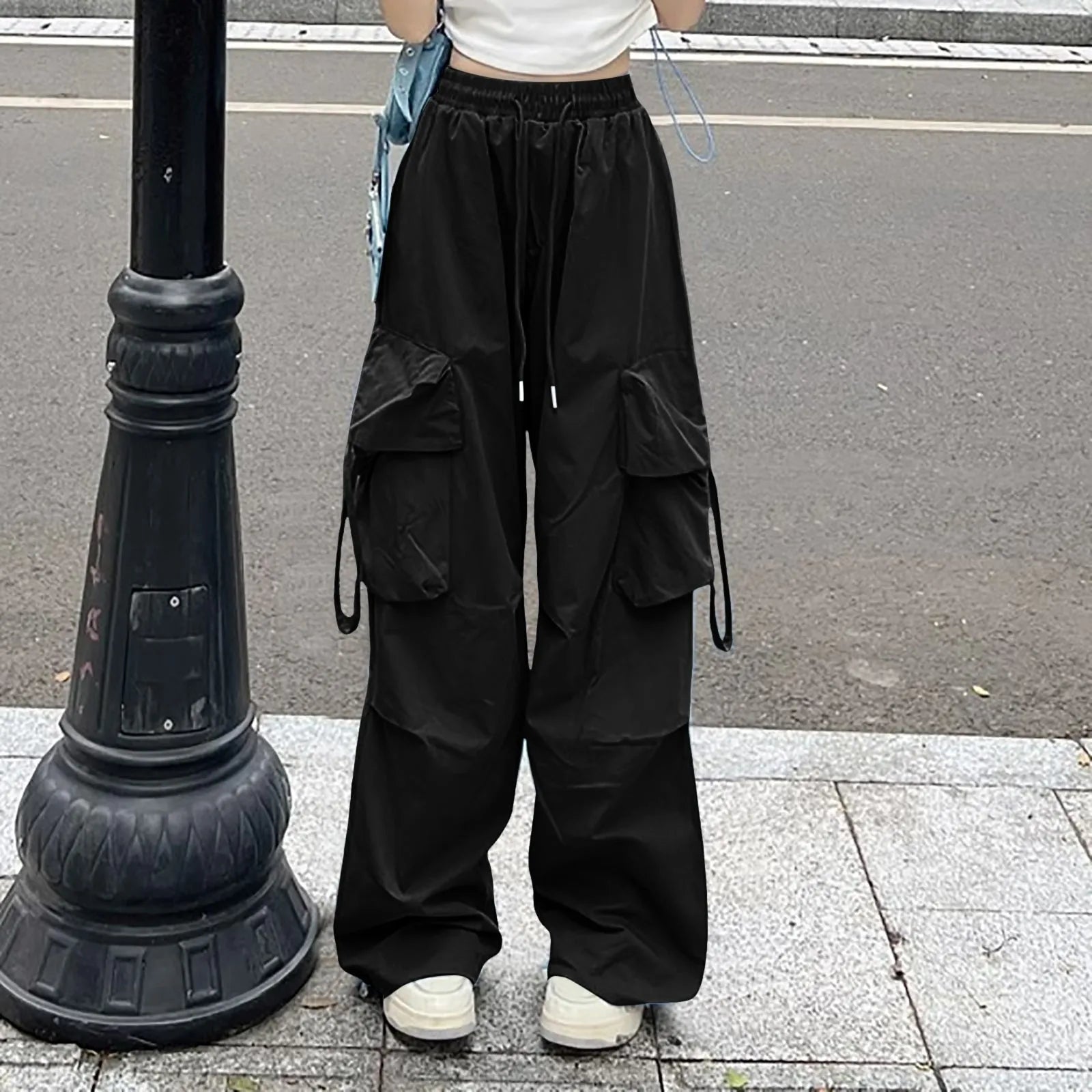 Women's Relaxed Wide Leg Cargo Pants with Utility Pockets and Streetwear Inspired Design