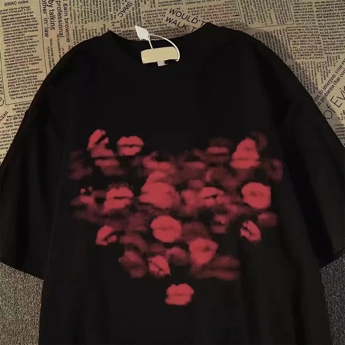 Oversized Lip Print Graphic Cotton T-Shirt with Contemporary Streetwear Styling