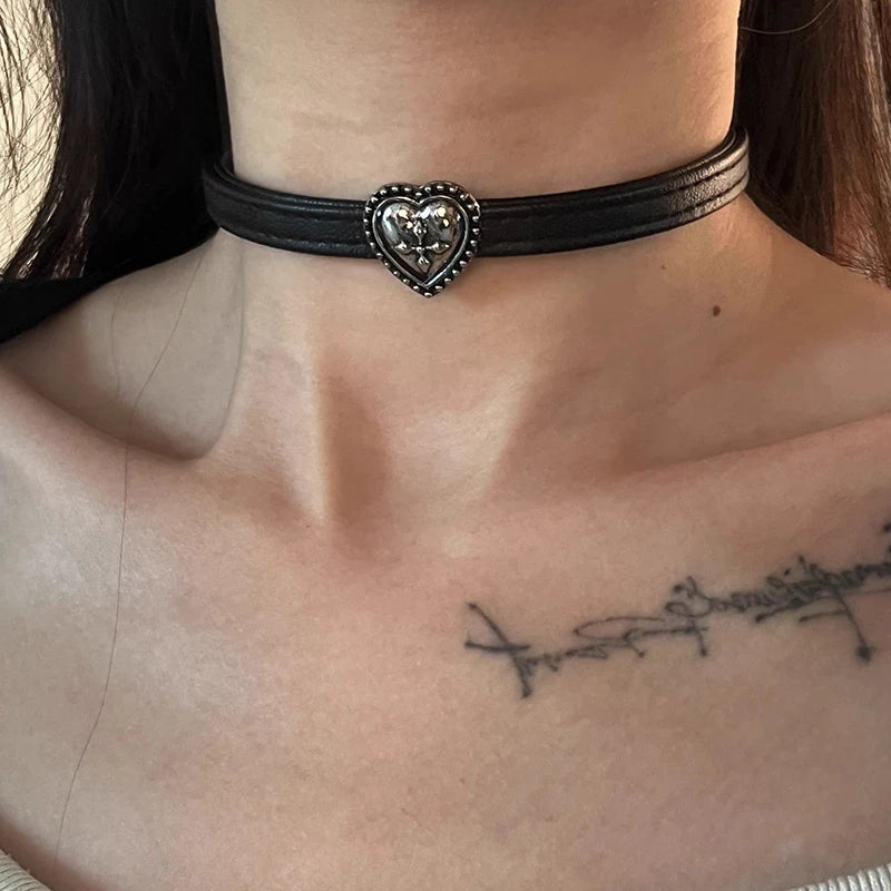 Vintage Heart Choker Necklace with Floral Detail for Gothic Fashion